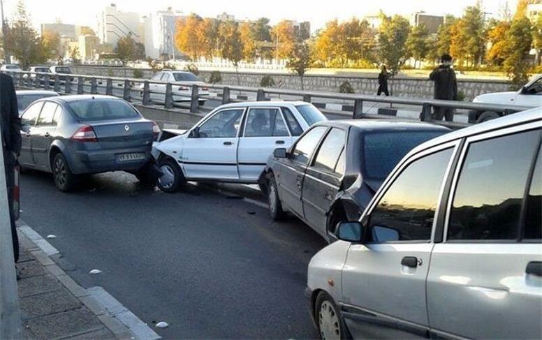 تصادف ۶ خودرو سواری در یک بزرگراه در تهران