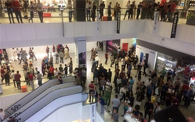 تجمع جمعی از کسبه پاساژ علاءالدین در اعتراض به بی‌ثباتی قیمت ارز