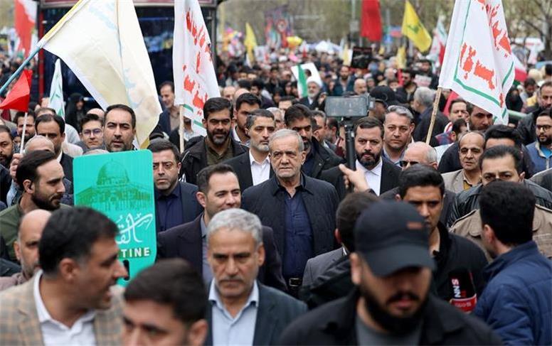 همراهی رئیس‌جمهور با راهپیمایان روز قدس تهران