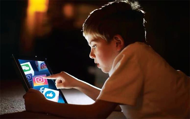 نجات کودکان از آسیب‌های فضای مجازی