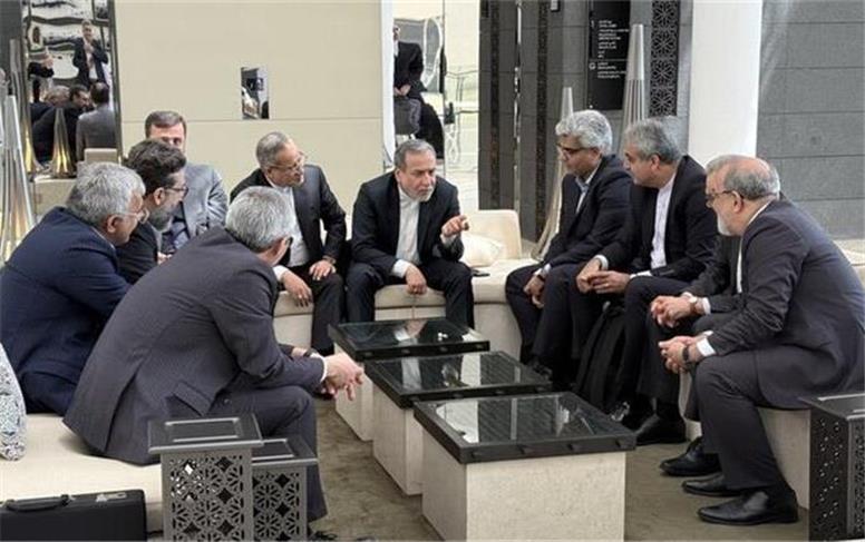 آخرین اخبار از مذاکرات؛ مذاکره‌کنندگان برای وقفه‌ای کوتاه جلسه را متوقف کرده‌اند/ صداوسیما: به نظر می‌رسد که ایران و آمریکا نسبت به مواضع یکدیگر، چراغ سبز نشان داده‌اند