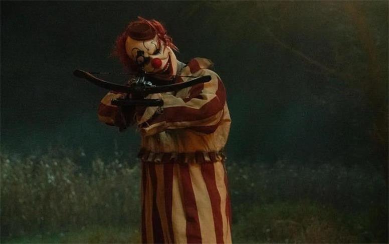 مروری بر داستان فیلم ترسناک clown in a cornfield