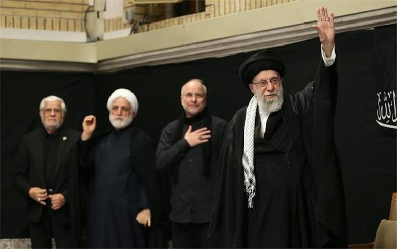حضور رهبر انقلاب در مراسم عزاداری شب عاشورا / محمود کریمی «ای ایران» خواند + ویدیو