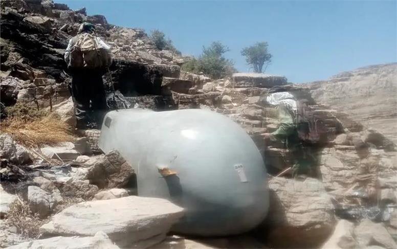 مرد روستایی پهپاد هرمس را به دوش کشید