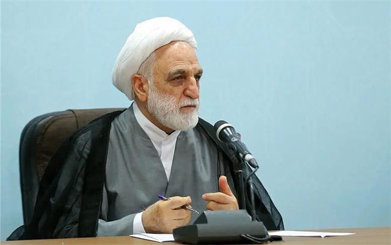 عده قلیلی از یک جمع فعال مثلا سیاسی، بیانیه‌ای در راستای خواست دشمن دادند / آقایانی که از روی غفلت و امراض خاص بیانیه دادند، اعلام اشتباه کنند و از این کار زشت خود برگردند