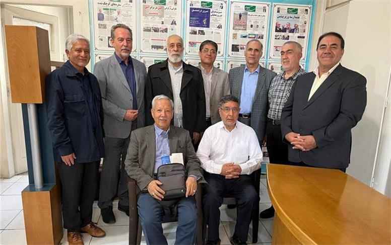 حضور سید هادی خامنه ای و برخی معاریف خراسانی در دفتر روزنامه ستاره صبح + تصاویر