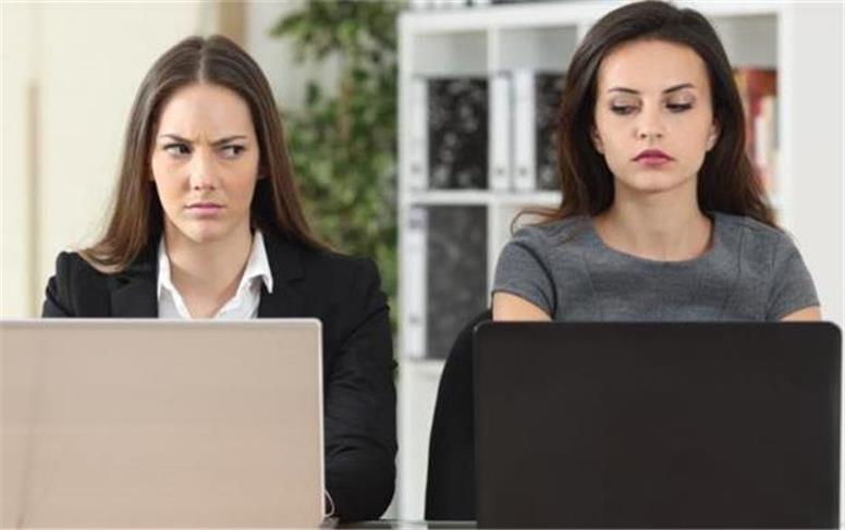 چگونه رفتار آدم‌های حسود را مدیریت کنیم؟ راهنمای کامل برای برخورد با حسادت دیگران