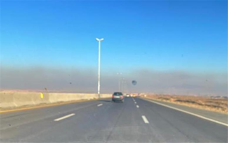 تصویری حیرت آور از دیوار خاکستری آلودگی هوا از جاده قم