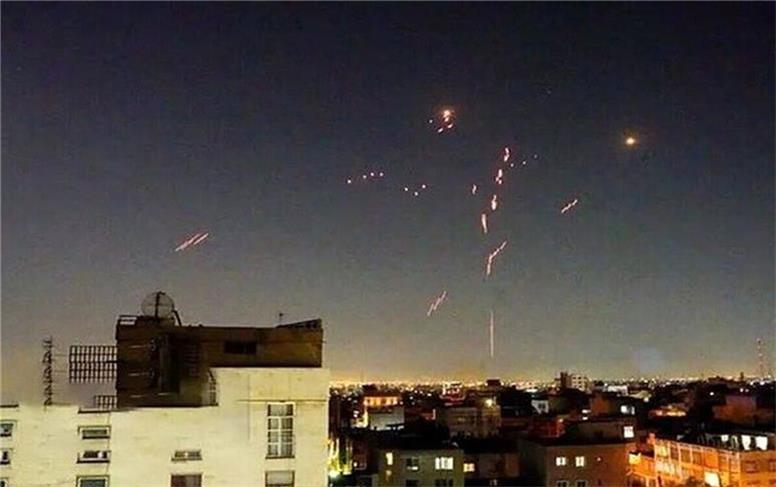 فعالیت شدید پدافند هوایی در غرب تهران | گزارش‌های تایید نشده از انفجار در تهران