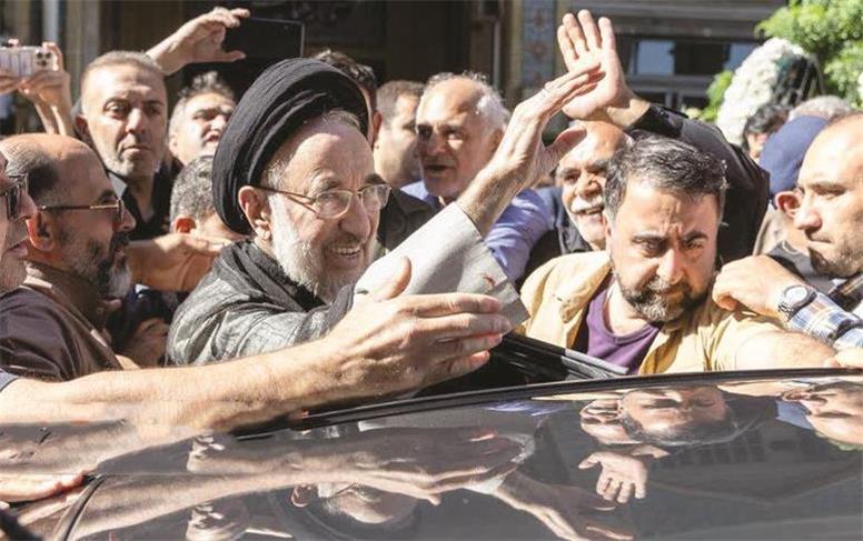 همدردی با خاندان محبوب القلوب | اجتماع عظیم در مراسم ترحیم خواهر خاتمی