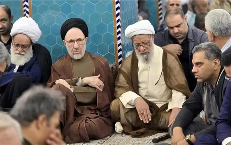 مراسم تشییع خواهر سید محمد خاتمی در اردکان یزد برگزار شد