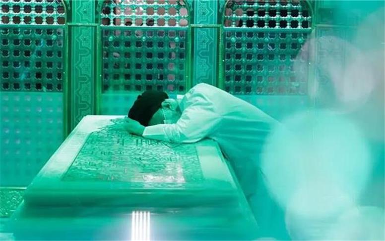 پیکر قائد شهید در رواق دارالذکر حرم امام رضا به خاک سپرده شد