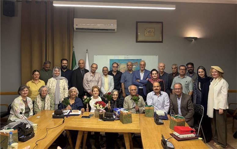قدر مجموعه گل مرغ سحر داند و بس