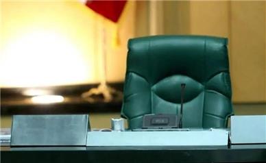 صف کشی برای تصاحب کرسی ریاست مجلس/ وزاری احمد نژاد رقیب اصلی قالیباف