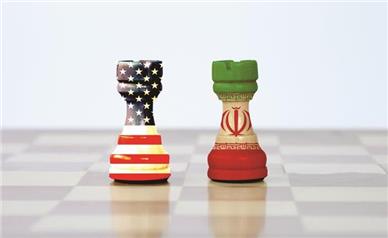 غرب ستیزی برای عده‌ای آرمان است و برای عده‌ای کاسبی/  روش آرمان گرایان و کاسبان تحریم هر دو اشتباه بوده است