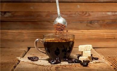 مقایسه دانه قهوه و پودر قهوه آسیاب شده چیست؟