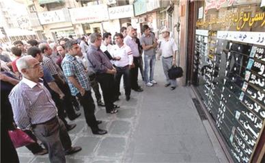 زلزله در بازار/  قیمت دلار در طول یک هفته 10 هزار تومان افزایش‌ یافته است