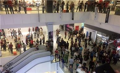 تجمع جمعی از کسبه پاساژ علاءالدین در اعتراض به بی‌ثباتی قیمت ارز