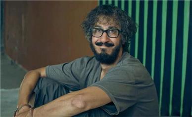 بهرام افشاری برنده سیمرغ بلورین / کارگردان فیلم جایزه را دریافت کرد