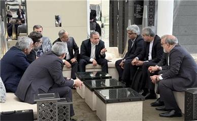 آخرین اخبار از مذاکرات؛ مذاکره‌کنندگان برای وقفه‌ای کوتاه جلسه را متوقف کرده‌اند/ صداوسیما: به نظر می‌رسد که ایران و آمریکا نسبت به مواضع یکدیگر، چراغ سبز نشان داده‌اند