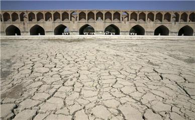 بحران آب در قلب ایران؛ اصرار اصفهان و یزد بر توسعه کشاورزی!