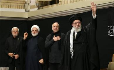 حضور رهبر انقلاب در مراسم عزاداری شب عاشورا / محمود کریمی «ای ایران» خواند + ویدیو