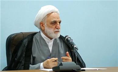عده قلیلی از یک جمع فعال مثلا سیاسی، بیانیه‌ای در راستای خواست دشمن دادند / آقایانی که از روی غفلت و امراض خاص بیانیه دادند، اعلام اشتباه کنند و از این کار زشت خود برگردند