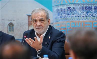 پزشکیان: روی طلا خوابیده‌ایم اما گرسنه‌ایم؛ مقصر ما مدیران، مسئولان، سیاستمداران و قانونگذران هستیم نه آمریکا