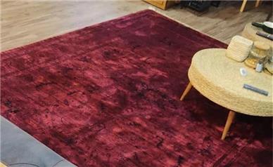 فرش سنتی قرمز ماشینی؛ اصالت ایرانی در دکوراسیون مدرن