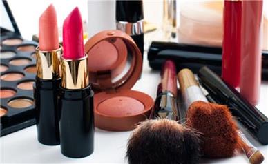 حس زیبایی بدون استفاده از لوازم آرایش شیمیایی در بازار | خانم ها بخوانند!