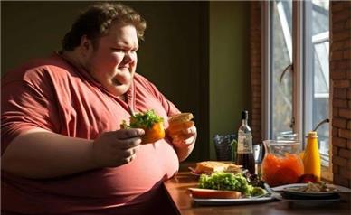 چه چیزهایی باعث چاقی می‌شود؟