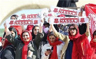 شادی و پایکوبی بانوان مازندرانی در ورزشگاه وطنی قائم شهر