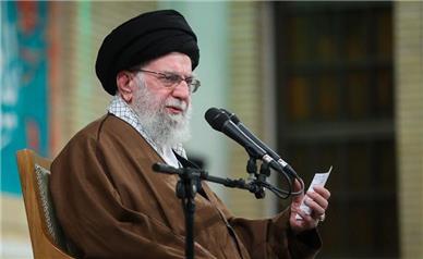 رهبر انقلاب: کمبودهای زیادی داریم اما کشور در حال پیشرفت است