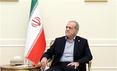 پزشکیان: با سخت‌ترین شرایط ممکن پس از انقلاب مواجه ایم | شخصیت آیت‌الله سیدمجتبی خامنه‌ای استثنائی است | تصور می‌کردند ایران را مانند سوریه ظرف 48 ساعت، تصرف می‌کنند