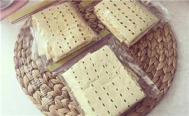 اشتباهات رایج هنگام نگهداری نان در خانه؛ نان در یخچال بهتر می‌ماند یا فریزر؟