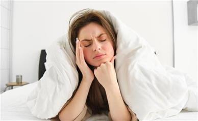 چرا با وجود خواب کافی همیشه خسته‌ایم؟ دلایلی که نباید نادیده بگیرید