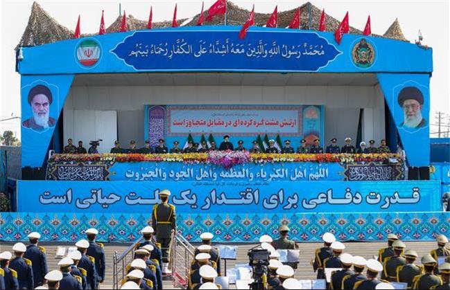 نیروهای مسلح ایران هر دستی را که بخواهد امنیت منطقه را حفظ کند، به گرمی می‌فشارند/ ارتش همواره از منافع کشور و مردم پاسداری می‌کند و مردم نیز با ارتش احساس یکی بودن دارند