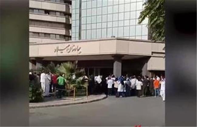 تجمع کادر درمان بیمارستان میلاد در اعتراض به پرداخت نشدن حقوق معوقه و نیز وضعیت نامناسب معیشتی خود