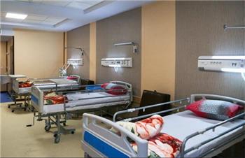 رئیس دانشگاه علوم پزشکی هرمزگان خبر داد: کمبود شدید تخت بیمارستانی و نیروی درمان در هرمزگان