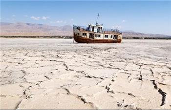 دلایل زوال دریاچه ارومیه/برای نجات دریاچه ارومیه لازم است دریچه آب سدهای احداث شده در سر شاخه های دریاچه ارومیه باز شود