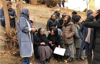 تجمع بازیگران مشهور سینما مقابل زندان اوین برای ترانه علیدوستی
