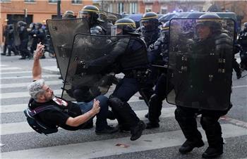 خطر راست افراطی برای فرانسه/  حمله معترضان به خانه چند شهردار کار راست افراطی بوده است