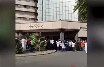 تجمع کادر درمان بیمارستان میلاد در اعتراض به پرداخت نشدن حقوق معوقه و نیز وضعیت نامناسب معیشتی خود