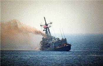 کشتی نظامی آمریکا هدف موشک های یمنی  قرار گرفت