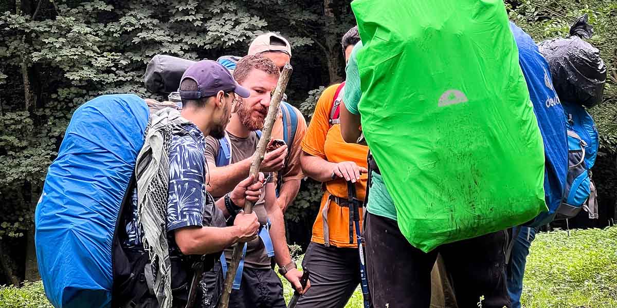 محسن پورمحمد در حال آموزش به هنرجویان کارگاه بوشکرفت