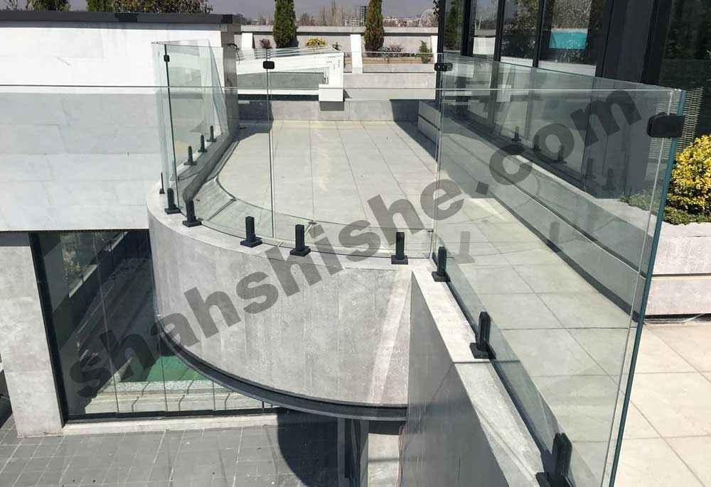 ایمنی نرده شیشهای در ساختمانهای اداری