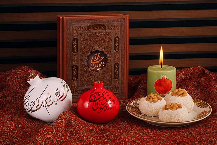 شب یلدا با دیوان حافظ و شمع